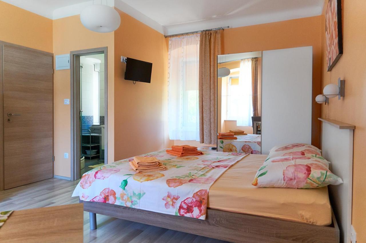 Nives Cres